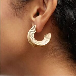 Vintage gold hoop earrings M395
